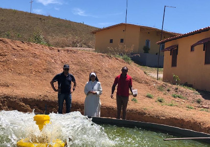 O projeto de piscicultura do local contou com a assistência técnica, capacitação e doação de ração para alimentar os peixes por parte do IICA.