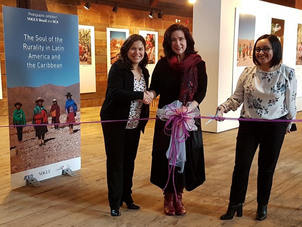 La administradora del IICA Canadá; Ysabel Giroux, la Directora General del Museo de Agricultura y Alimentos Canadá, Kerry-Leigh Burchill, y la asistente administrativa del IICA en este país, Gloria Ramírez, durante la inauguración oficial de la exposición fotográfica.