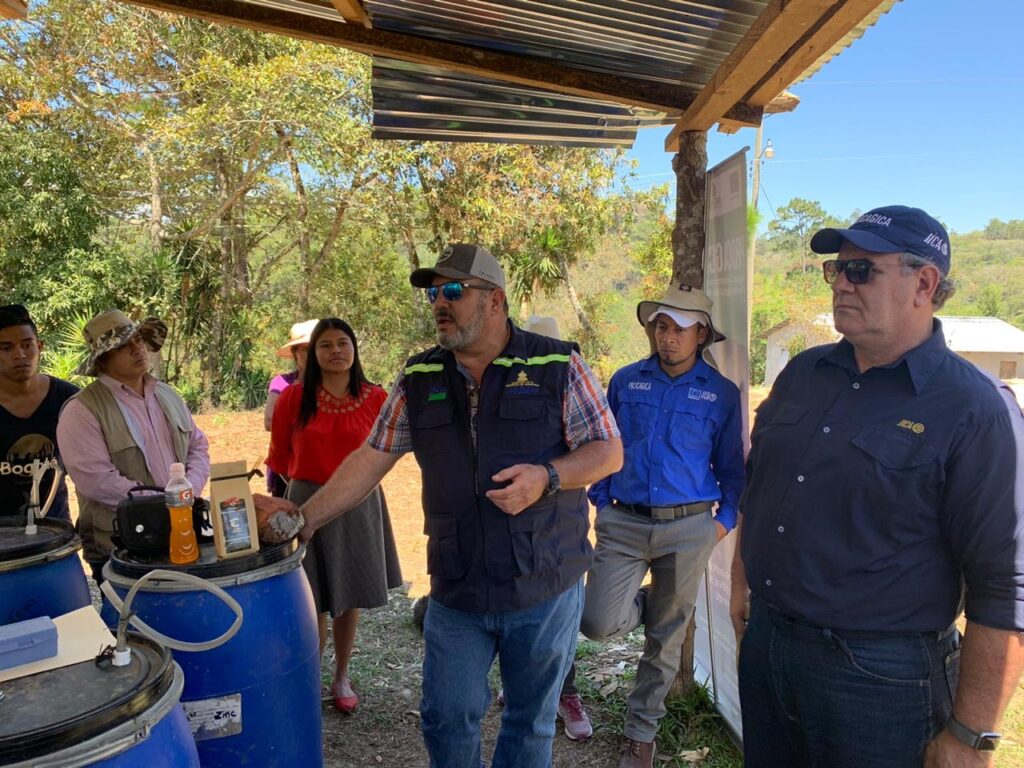 Secretario de Agricultura y Ganadería de Honduras, Mauricio Guevara (al centro), visitó a caficultores beneficiados por PROCAGICA