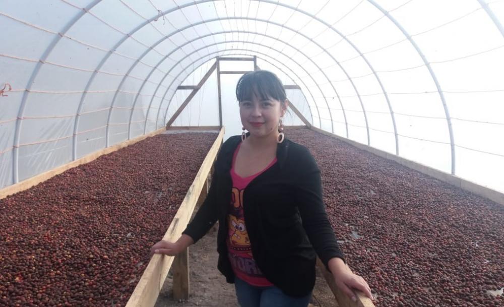 Beydi Alicia Gómez de la empresa asociativa campesina Jagua, dentro de una secadora solar tipo domo instalada en La Paz, Honduras