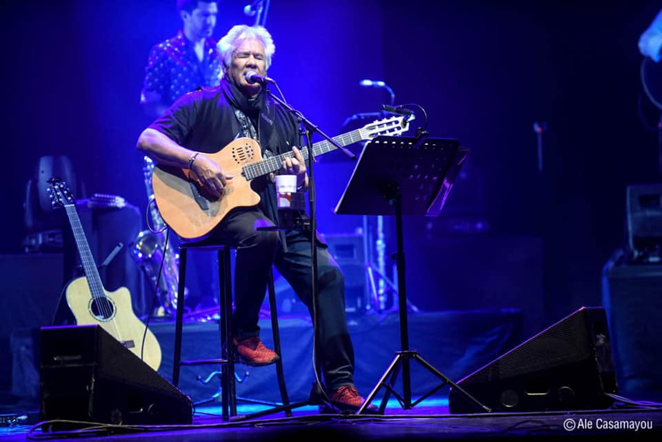 Víctor Heredia es considerado como un maestro y leyenda viva de la música latina. Como autor y compositor ha ganado el Festival Internacional de la Canción de Viña del Mar en cuatro ocasiones: en la competición internacional en 1997, 2001 y 2009, y la folclórica en 2004. Fotografía tomada de su perfil oficial de Facebook