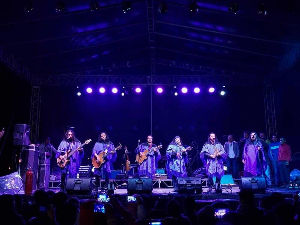 El Grupo JAYAC, de Ecuador está integrado actualmente por Saulo Díaz (director), Vinicio Díaz (primera voz), Jaime Díaz (vientos), Amilcar Arias (Vientos), Santiago Díaz (Guitarra), Christian Rodríguez (Bajo) y Rolando Lema (Batería). Realizan al año más de 100 presentaciones por todo su país. Fotografía tomada del perfil de Facebook del Grupo JAYAC.