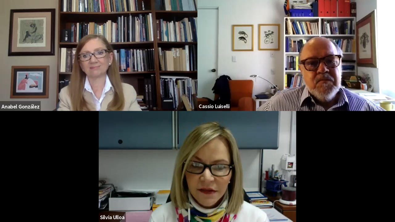 El webinar en el que participaron Anabel González (arriba, izq.) y Cassio Luiselli (arriba, der.), fue moderado por la Directora del medio digital CrHoy de Costa Rica, Silvia Ulloa.