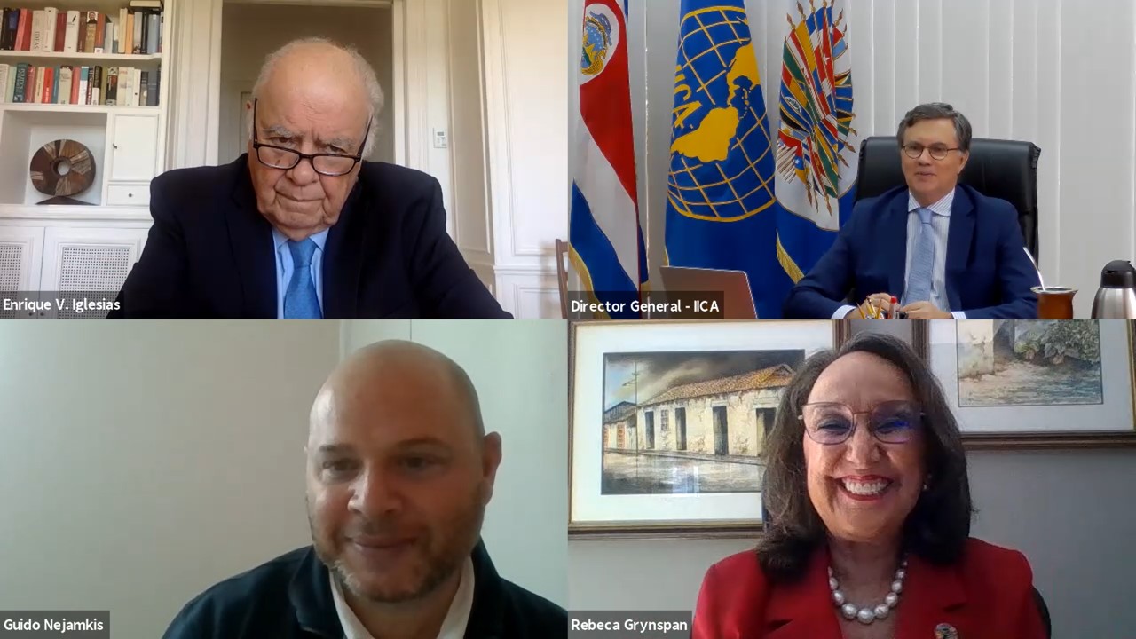 El webinar en el que participaron Enrique Iglesias (arriba, izq.), Manuel Otero (arriba, der.) y Rebeca Grynspan fue moderado por el periodista argentino Guido Nejamkis. Los seminarios restantes de este ciclo también serán moderados por periodistas internacionales.