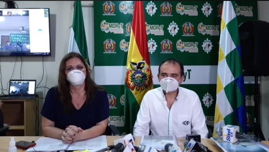 La ministra de Desarrollo Rural y Tierras de Bolivia, Eliane Capobianco, junto al presidente de la Confederación Agropecuaria Nacional (CONFEAGRO), Reinaldo Días, en la presentación del Plan Nacional de Respuesta y Rehabilitación para el Sector Agropecuario.