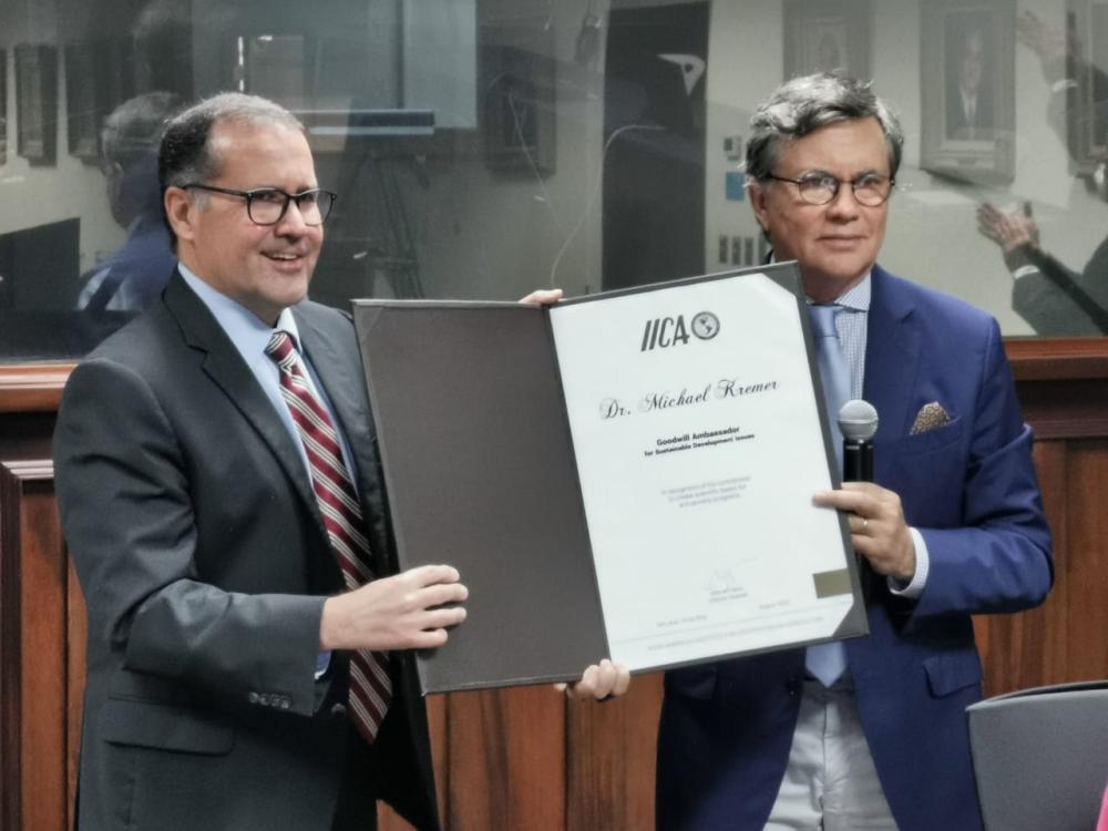 El Director General del IICA, Manuel Otero (derecha), y el Subdirector del Instituto, Lloyd Day, entregaron el título de Embajador de Buena Voluntad del IICA en Asuntos de Desarrollo Sostenible a Michael Kremer, Profesor de Economía de la Universidad de Harvard y Premio Nobel de Economía 2019, durante una ceremonia virtual.