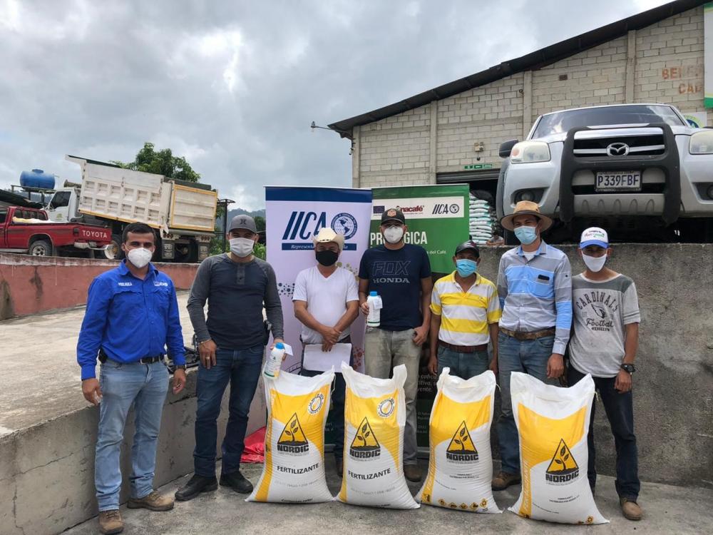 Representantes de organizaciones reciben insumos para mantenimiento de cafetales en distintos municipios del departamento de Chiquimula