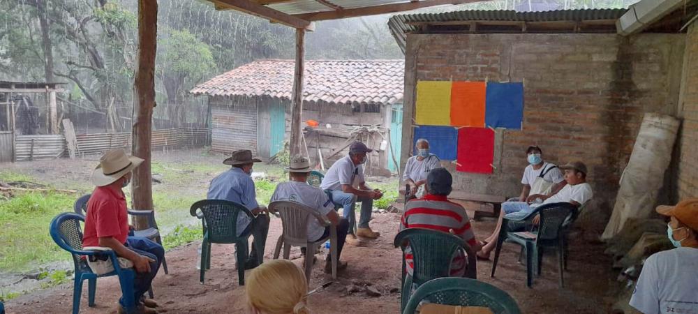 Ganaderos y ganaderas de Morazán en sesión de aprendizaje.