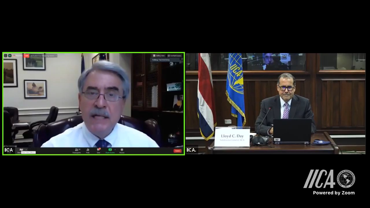 Ted McKinney (izquierda) ahondó en el evento virtual moderado por el Subdirector General del IICA, Lloyd Day, que la innovación es fundamental para avanzar en materia de sostenibilidad productiva, económica, ambiental y social, algo que desde el USDA están impulsando. 