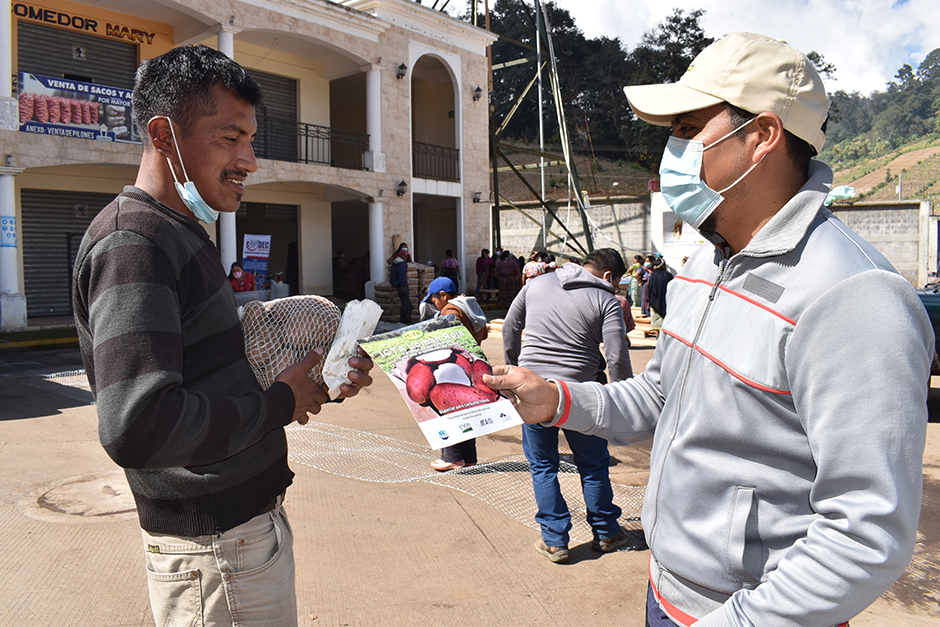 Se entrega material promocional a productores de papa en CEMACC