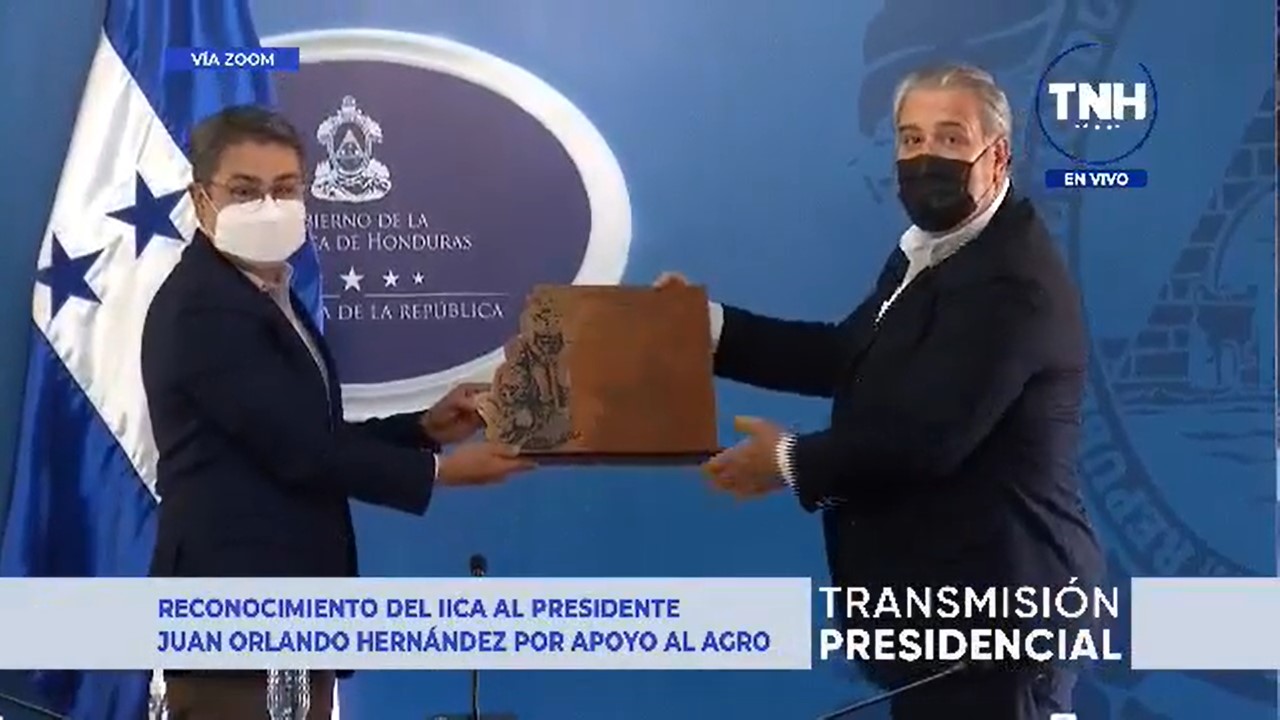 El reconocimiento fue entregado al Presidente Juan Orlando Hernández en la Casa Presidencial de Honduras, en Tegucigalpa, por el Representante local del IICA, Franklin Marín.