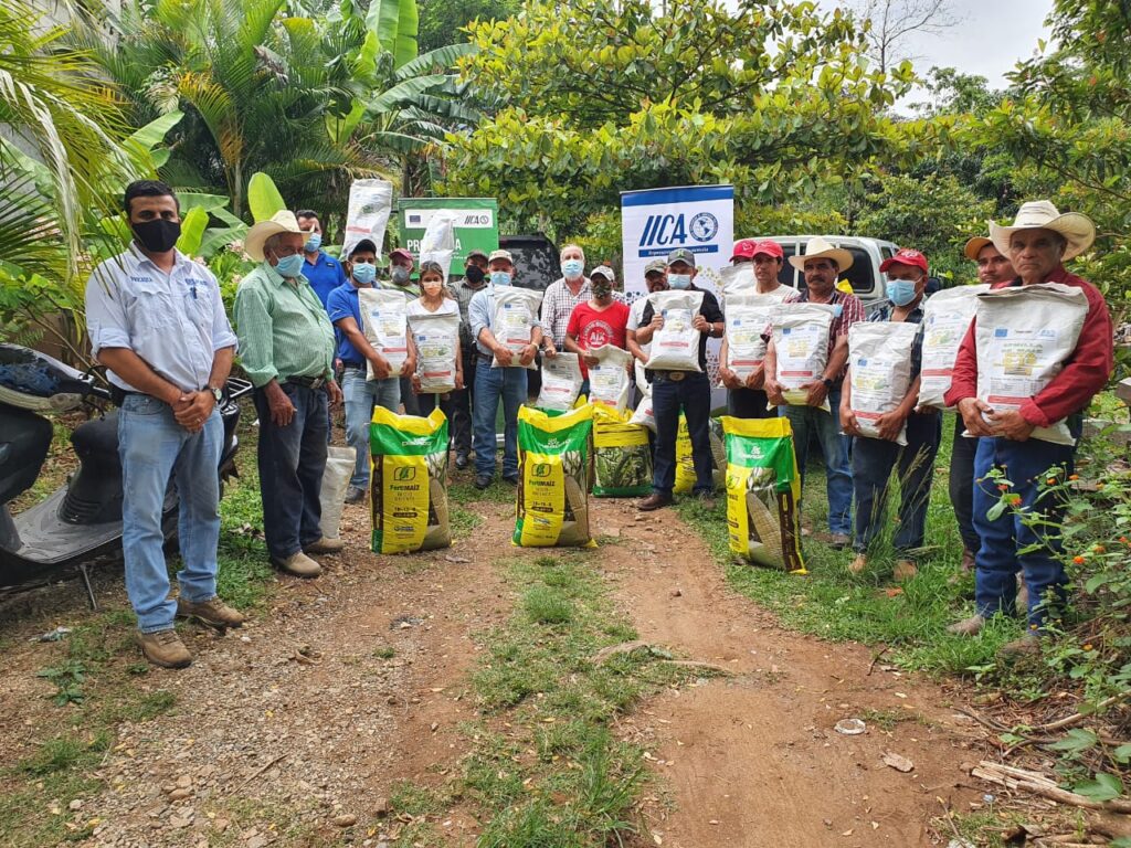 Entrega de fertilizante fórmula 18-15-8+EM y semilla de Maíz variedades ICTA B-7 e ICTA B-1 a socios de la Cooperativa Integral de Comercialización Concepción Las Minas, Chiquimula.