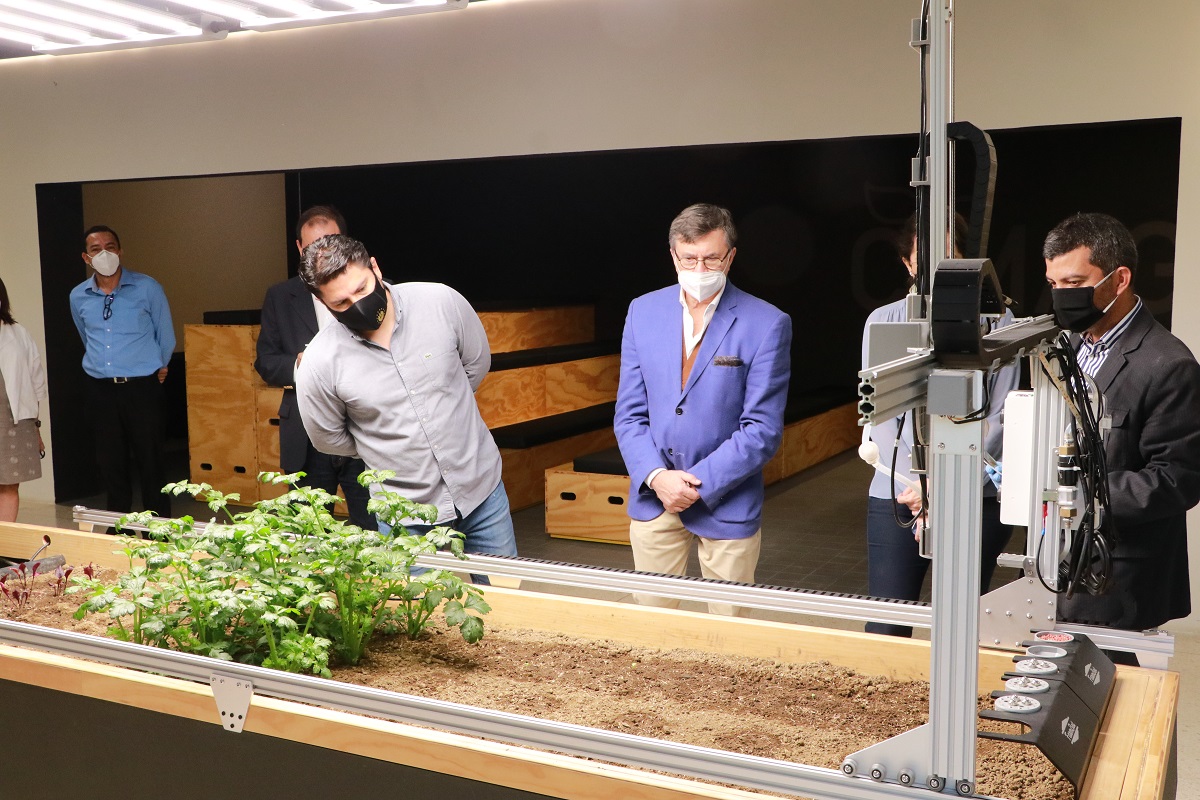 El Ministro de Agricultura y Ganadería de El Salvador, David Martínez (al centro), visitó el Centro de Interpretación del Mañana de la Agricultura (CIMAG) en la sede central del IICA, en San José. Allí apreciaron avances tecnológicos que se aplican en la agricultura hemisférica mediante equipos como el FarmBot. Estuvo acompañado del Director General, Manuel Otero (a su lado), y personal técnico de TIC's (al frente) del organismo especializado en agro y ruralidad.