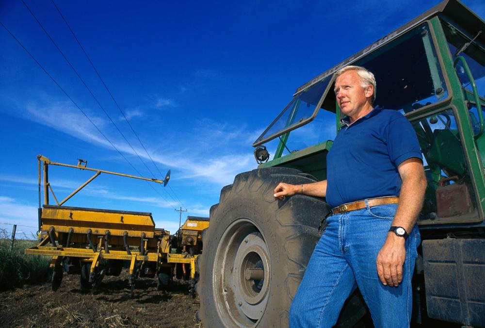 Foto tomada en la localidad de Tres Arroyos, provincia de Buenos Aires en 1996. La imagen retrata a un productor agropecuario de la zona, descendiente de la colonización danesa del sudeste bonaerense. Forma parte también de la serie “Hombres y mujeres de nuestra tierra”.