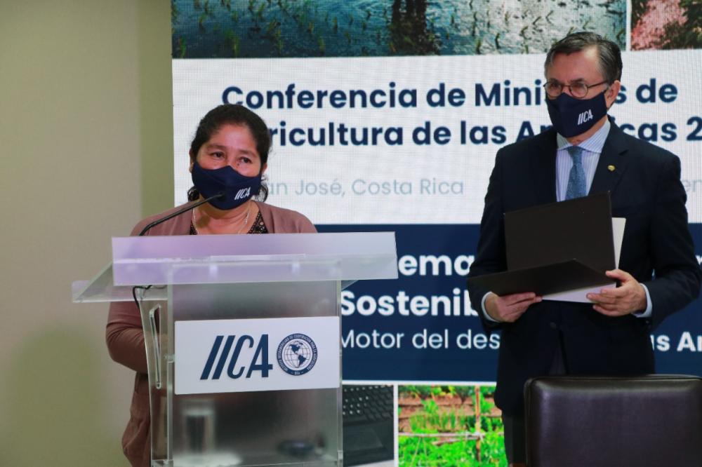 La caficultora y líder cooperativista guatemalteca, Elvia Monzón, quien integra una organización en la que participan 700 mujeres productoras de café, junto al Director General del IICA, Manuel Otero, durante el acto de entrega oficial del premio “El Alm.a de la Ruralidad”