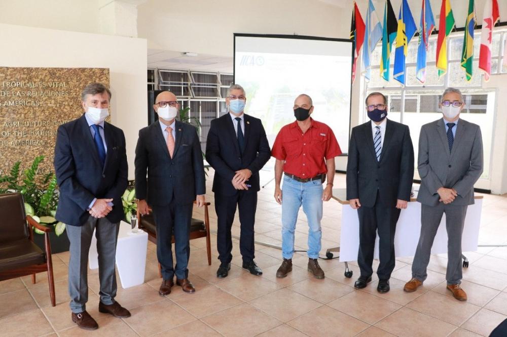 El Director General del IICA, Manuel Otero, el canciller de Costa Rica, Rodolfo Solano, el alcalde del municipio de Vázquez de Coronado, Rolando Méndez, el ministro de Agricultura y Ganadería de Costa Rica, Renato Alvarado, el Subdirector General del Instituto, Lloyd Day, y el vicecanciller Christian Guillermet, durante el evento de la colación de la piedra fundacional de la plaza.