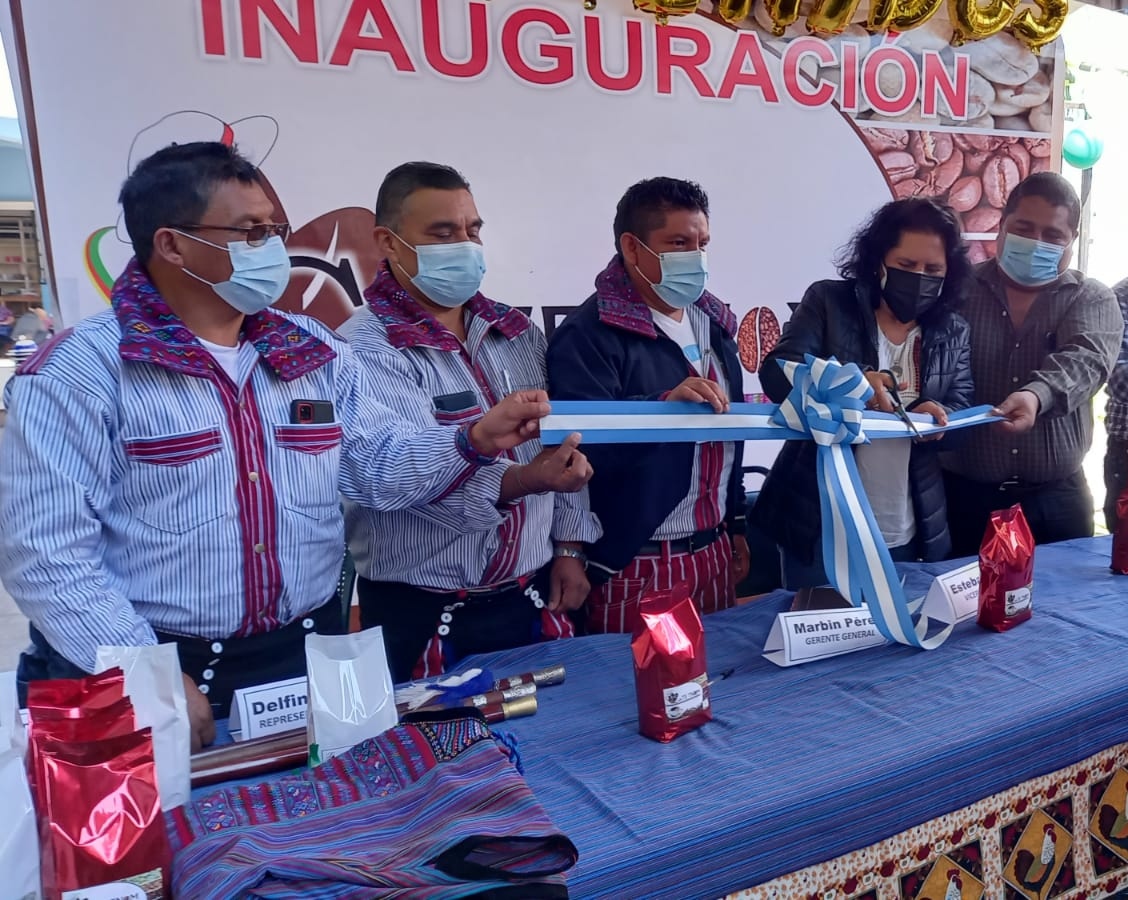 Representantes de Coinacreditt, IICA y PROCAGICA asisten a inauguración de tostaduría