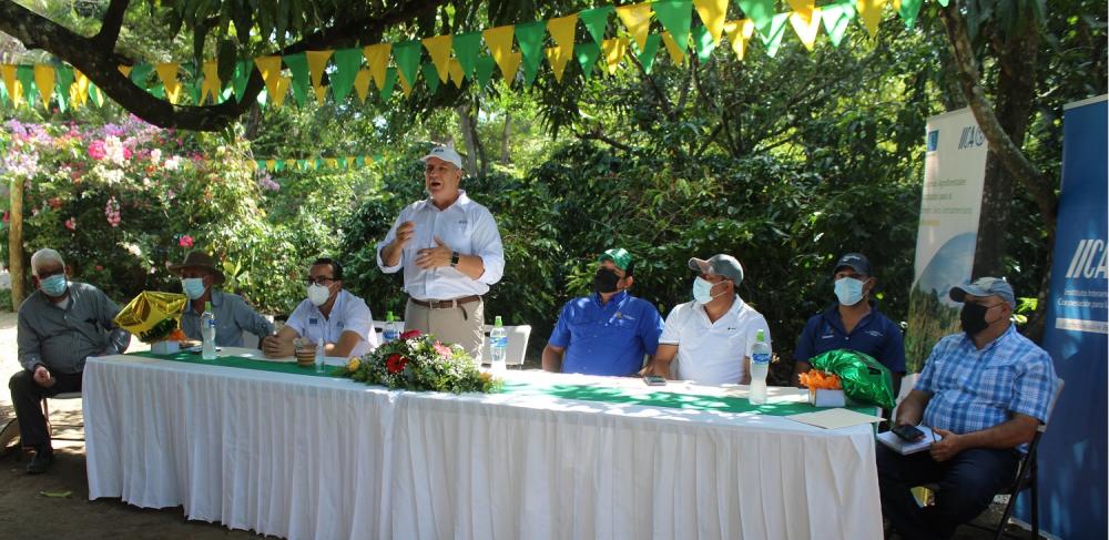 Productores, Socios de AGAMA, representantes locales, del IICA-Honduras, AGRO-INNOVA, SAG, DICTA, participaron en el Día de campo. 