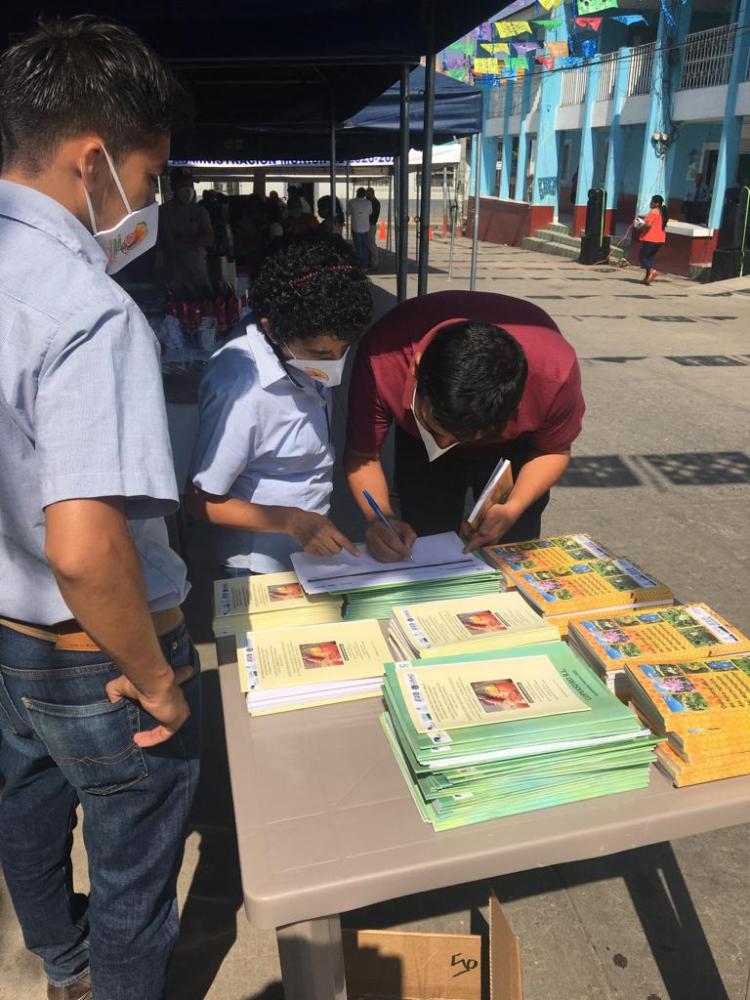 Promoviendo guías para los apicultores y caficultores interesados