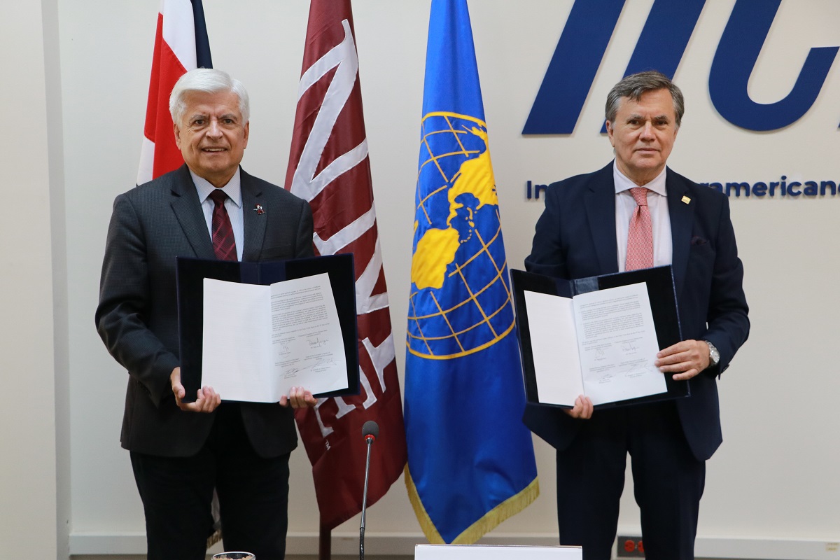 El Canciller de la Universidad Estatal de Nuevo México, Dan Arvizu, junto al Director General del IICA, Manuel Otero, tras la firma del compromiso con acciones puntuales para impulsar la agricultura sustentable en la región.