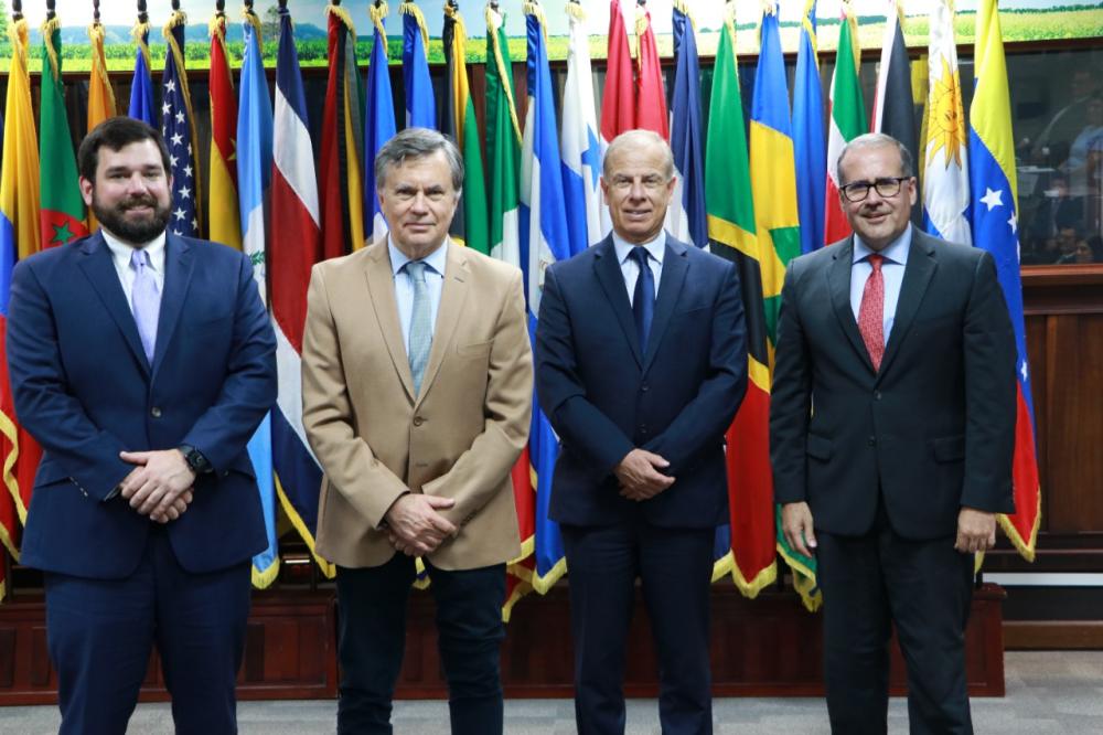 Nicholas Gardner, Vicepresidente de Sostenibilidad y Asuntos Multilaterales de USDEC;Manuel Otero; Director General del IICA; Jaime Castañeda, Vicepresidente Ejecutivo de USDEC; y Lloyd Day, Subdirector del IICA.