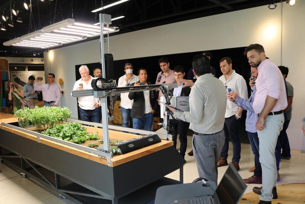 Los representantes de las 15 startups hicieron un recorrido por el Centro de Interpretación del Mañana de la Agricultura (CIMAG), ubicado en la Sede Central del IICA, espacio de innovación que une agro y educación, y en donde se resalta el papel clave de las nuevas tecnologías en el sector agrícola a través de experimentación virtual e interactiva. 