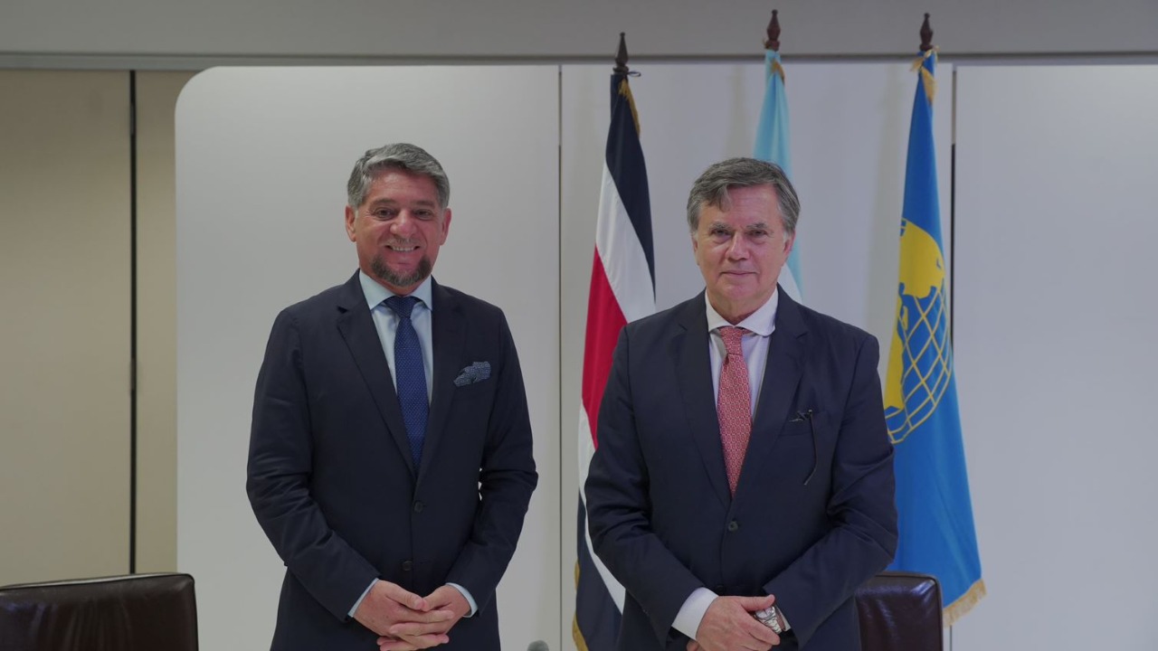 El Subsecretario de Asuntos de América Latina y el Caribe de la Cancillería argentina, y coordinador nacional de la Comunidad de Estados Latinoamericanos y Caribeños (CELAC), Embajador Gustavo Martínez Pandiani, junto al Director General del IICA, Manuel Otero.