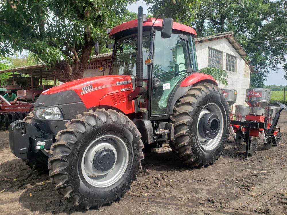 Tractor agrícola entregado a ICTA de Cuyuta, Masagua, Escuintla.