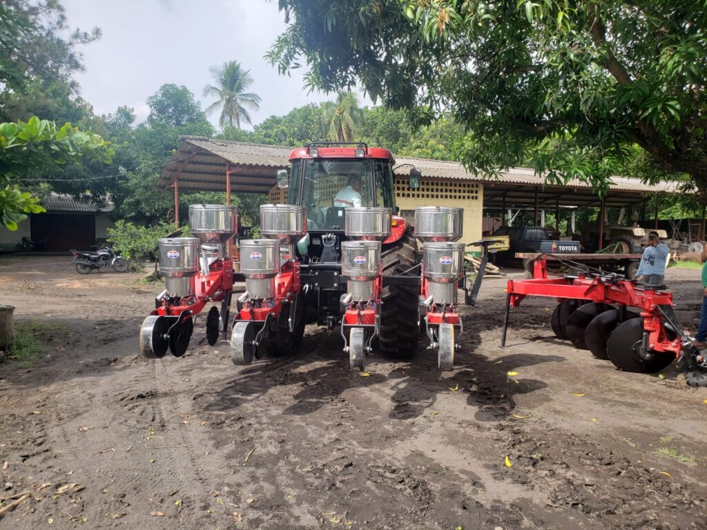 Entrega de maquinaria agrícola