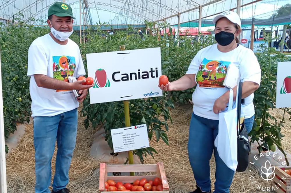 Ella decidió ocuparse junto con un compañero del puesto de venta de la Asociación, que de entrada estaba formada por 17 productores. Hoy en día, la organización reúne a 53 agricultores, de los cuales 24 son mujeres, y ya tiene reconocimiento jurídico y cuenta con sus impuestos al día.