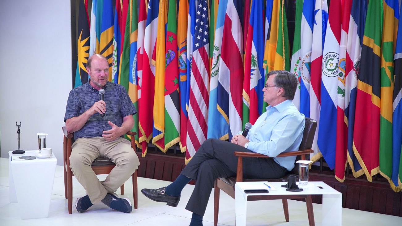 El empresario agropecuario, ingeniero agrónomo y consultor internacional, Gustavo Grobocopatel, en el diálogo con el Director General del IICA, Manuel Otero, en la sede central del Instituto en San José de Costa Rica.