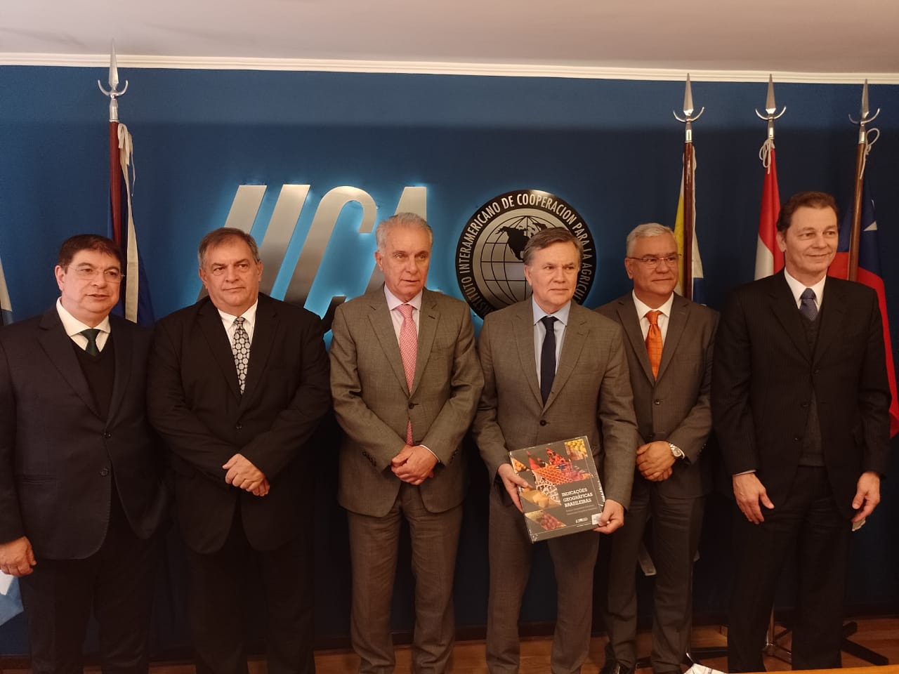 El Representante saliente del IICA en Argentina, Caio Rocha; el ministro de Ciencia, Tecnología e Innovación de Brasil, Paulo Alvim; el ministro de Agricultura, Ganadería y Abastecimiento del mismo país, Marcos Montes; el Director General del IICA, Manuel Otero; el nuevo Representante del IICA en Argentina, Fernando Camargo; y el Embajador de Brasil en Argentina, Reinaldo Salgado.