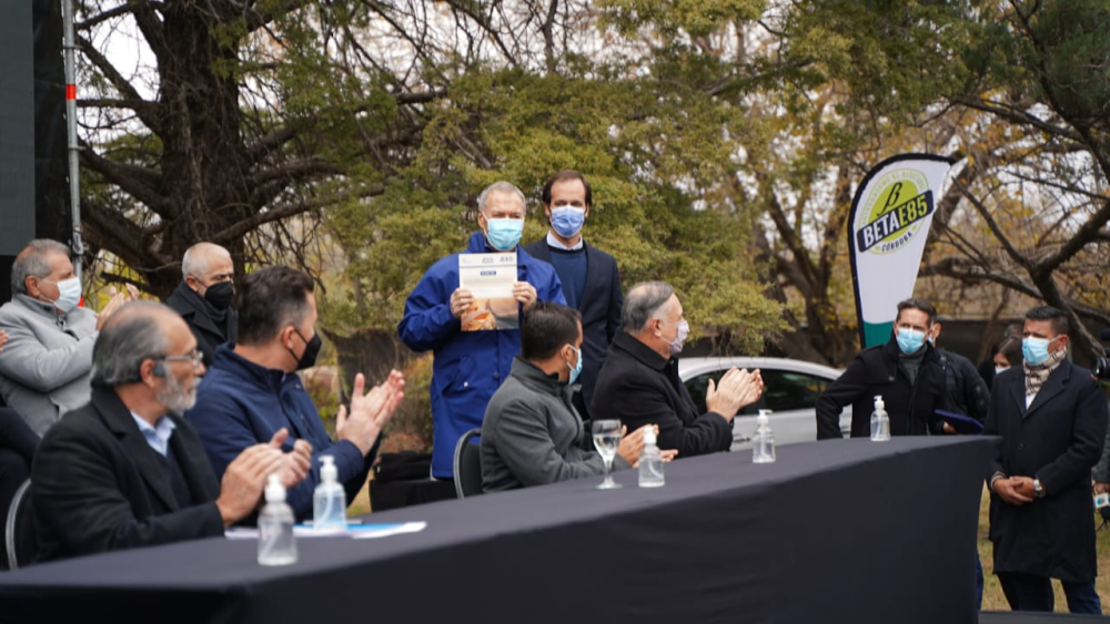 El lanzamiento del estudio del IICA se dio en el evento Córdoba Sostenible y Biocombustibles. Fue entregado al gobernador de esta provincia de Argentina, Juan Schiaretti (al centro de pie), por parte de Agustín Torroba (a su lado), Especialista en Bioenergías del Instituto y coordinador del documento, en presencia de autoridades y representantes del sector público y privado que participaron de la actividad.