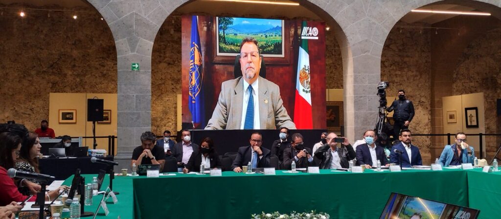 El representante del IICA en México, Diego Montenegro, durante su mensaje en el senado en el foro: Diálogo sobre la legislación y el desarrollo de la apicultura