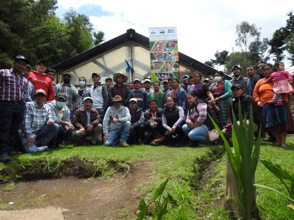 Productores, investigadores, docentes y estudiantes de la carrera de agronomía del CUSAM se reúnen en el taller de elaboración de bioinsumos impartido por experto de Cuba.