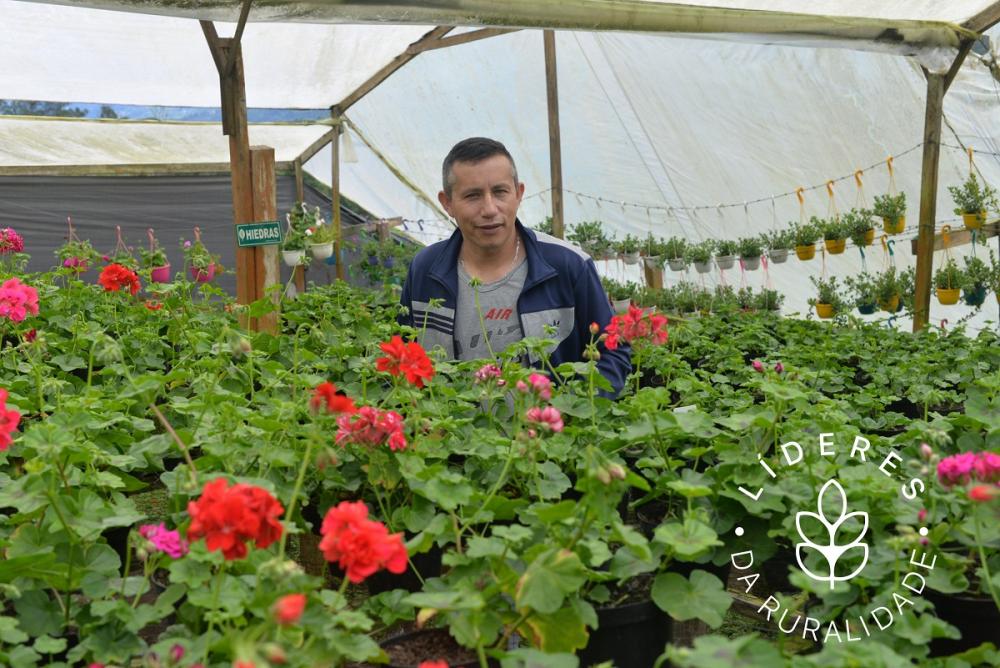 Es productor de ornamentales en el predio Villa Loly, ubicado en el municipio de San Antonio del Tequendama, población a 50 kilómetros de Bogotá que está dedicada, casi en su totalidad, al viverismo. Las especies ornamentales se cultivan y comercializan por sus características estéticas, ya sean sus flores, hojas, tallos o frutos. Generalmente son empleadas con fines decorativos en jardines y diseños paisajísticos, pero también como plantas de interior o para flor cortada, con lo que dan origen a la importante industria de la floricultura. 