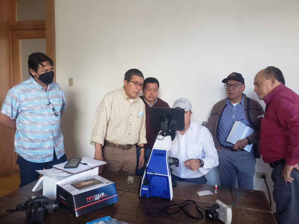 Docentes e investigadores del CUSAM, en practica de manejo y uso del equipo de laboratorio.