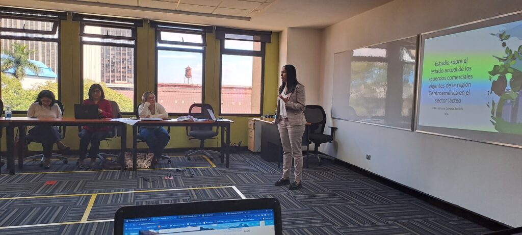 Representantes del sector gubernamental y privado de Guatemala, vinculados con el sector lácteo asisten al taller "Retos y oportunidades comerciales para el sector lácteo en Centroamérica en el marco de los acuerdos comerciales vigentes, análisis Guatemala.