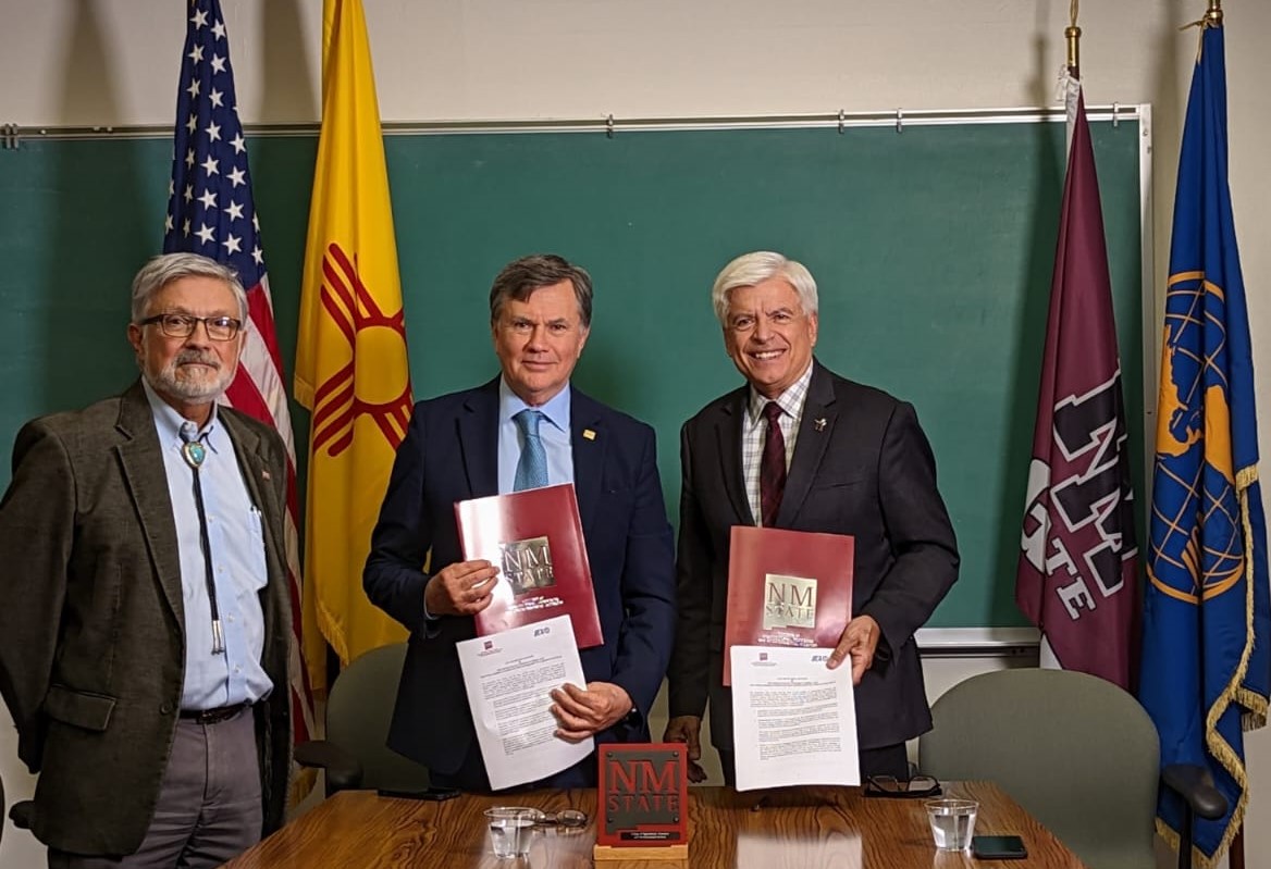 El Decano y Director de la Facultad de Ciencias de la Agricultura, del Consumidor y del Medio Ambiente (ACES), Rolando Flores; el Director General del IICA, Manuel Otero; y el Canciller de la NMSU, Dan Arvizu.