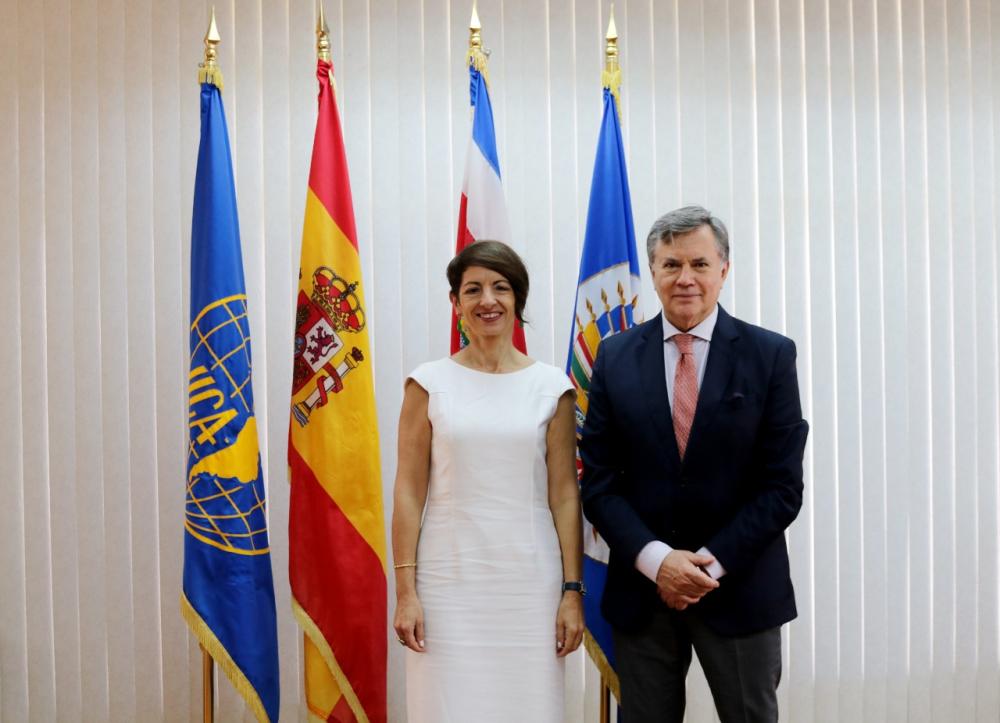 Eva Martínez, Embajadora de España en Costa Rica, junto al Director General del IICA, Manuel Otero.