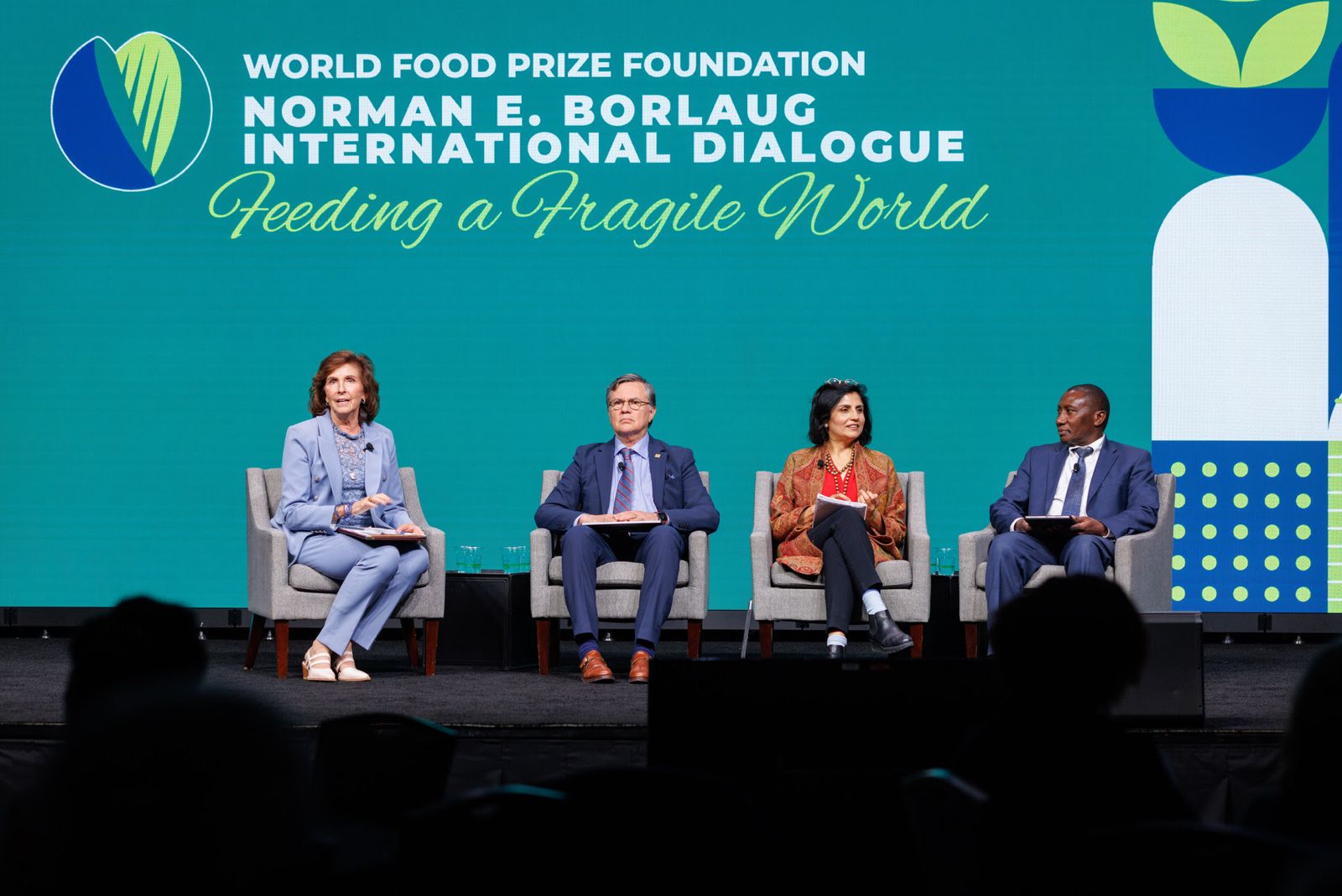 El panel  "Cooperación Dinámica y Socios Inusuales" tuvo como moderadora a Barbara Stinson, presidenta de la Fundación World Food Prize; y contó con la participación del Director General del IICA, Manuel Otero; la vicepresidenta asociada del Departamento de Estrategia y Conocimiento del Fondo Internacional de Desarrollo Agrícola (FIDA), Jyostsna Puri; y el  Director del Departamento de Agricultura, Desarrollo Rural, Economía Azul y Desarrollo Sustentable de la Comisión de la Unión Africana, Godfrey Bahiigwa.