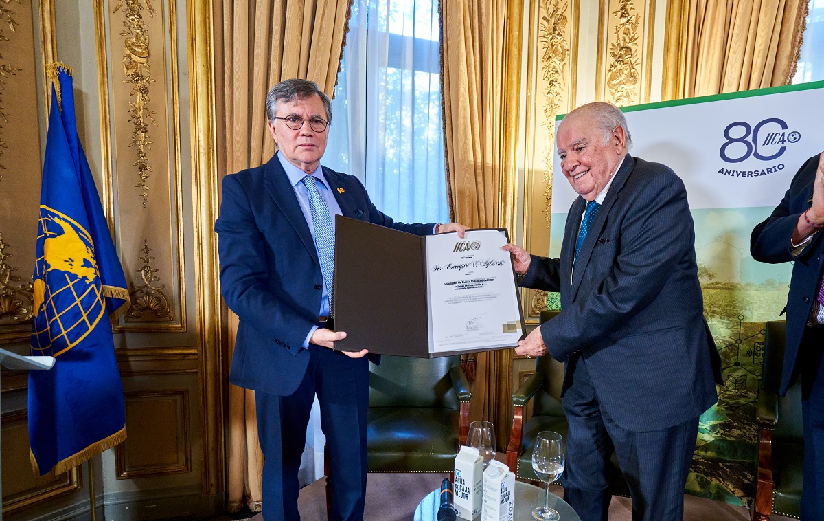 Manuel Otero, Director General del IICA, quien se encuentra de visita oficial en España, entregó el reconocimiento a Enrique Iglesias, expresidente del BID y que también fungió como Secretario General Iberoamericano y ministro de Relaciones Exteriores de Uruguay.