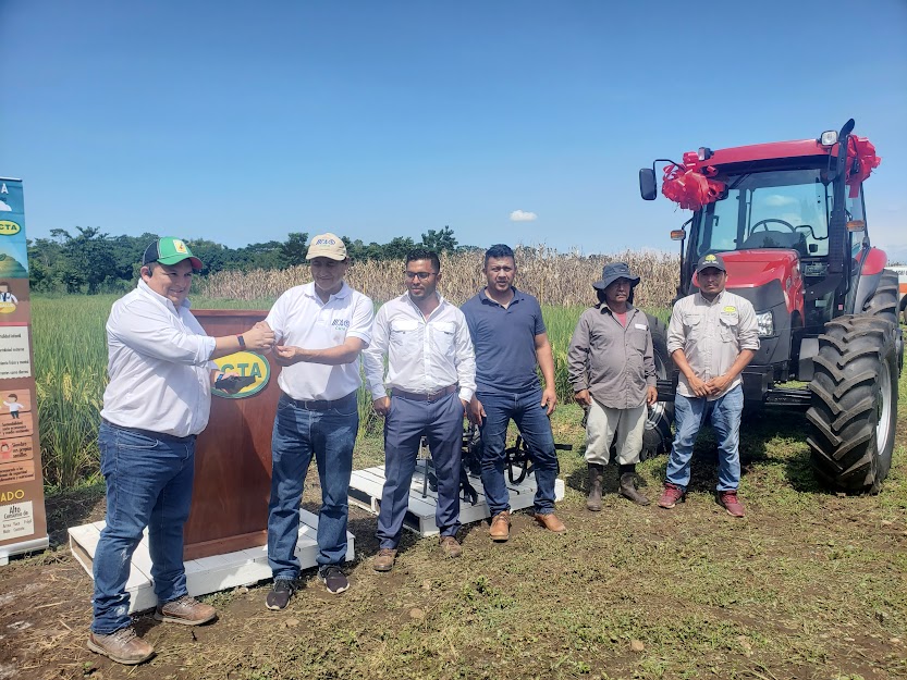 Se entrega maquinaria agrícola al Centro de Producción e Investigación del ICTA.