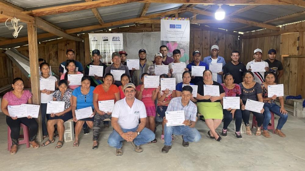 Productores de las cadenas de maíz, frijol y loroco, obtienen su diploma de participación en todo el proceso de elaboración de bioinsumos.