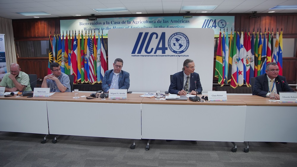 Miguel Altamirano, Coordinador Técnico de INNOVA AF; Mario León, Gerente del Programa de Desarrollo Territorial y Agricultura Familiar del IICA; Miguel Ángel Arvelo, Jefe de Gabinete del Instituto; Claus Reiner, Director del FIDA en Brasil; y Eduardo Robert, Presidente Ejecutivo del INDER de Costa Rica, durante el evento de cierre de INNOVA AF.