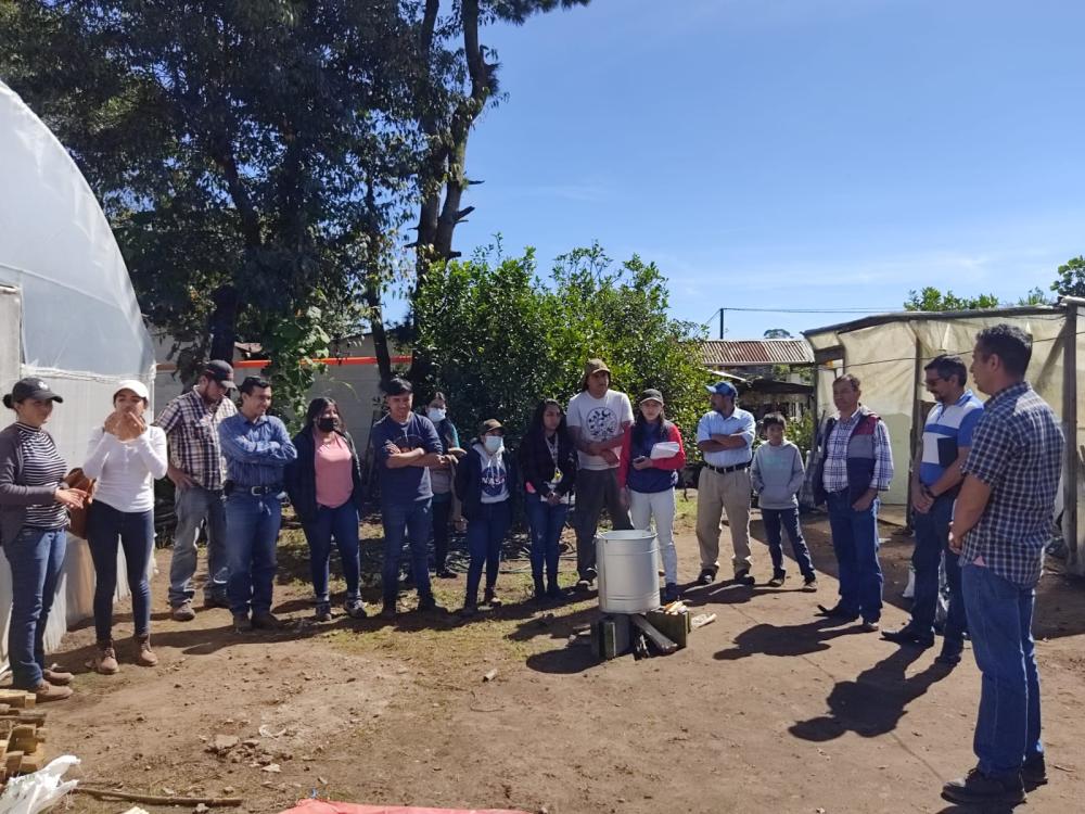 Asistentes a la actividad, recibieron inducción para la preparación de bioinsumos a base de microorganismos de montaña sólidos, líquidos y líquidos activados