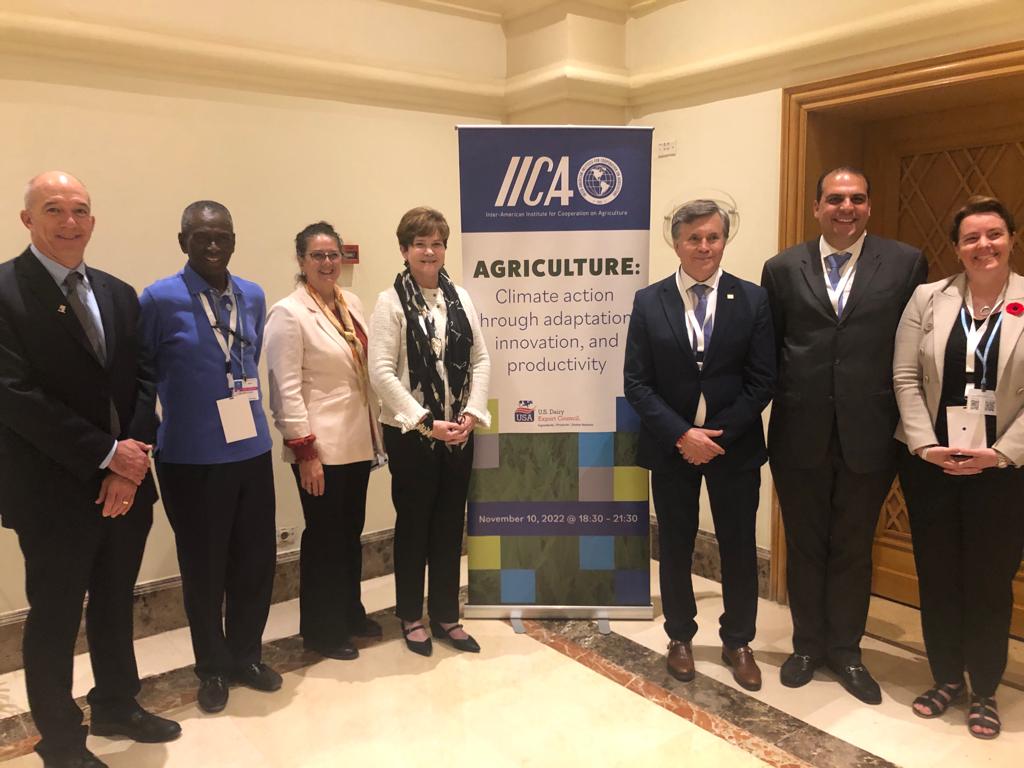 El evento “Producción láctea sostenible y climáticamente inteligente”, fue organizado por el Consejo Exportador Lácteo de Estados Unidos, cuya presidenta y CEO, Krysta Harden (centro), ofició como presentadora. El Director General del IICA, Manuel Otero (al centro a la derecha), y el viceministro de Agricultura de Colombia, Luis Alberto Villegas (al lado de Otero), fueron parte de los participantes.