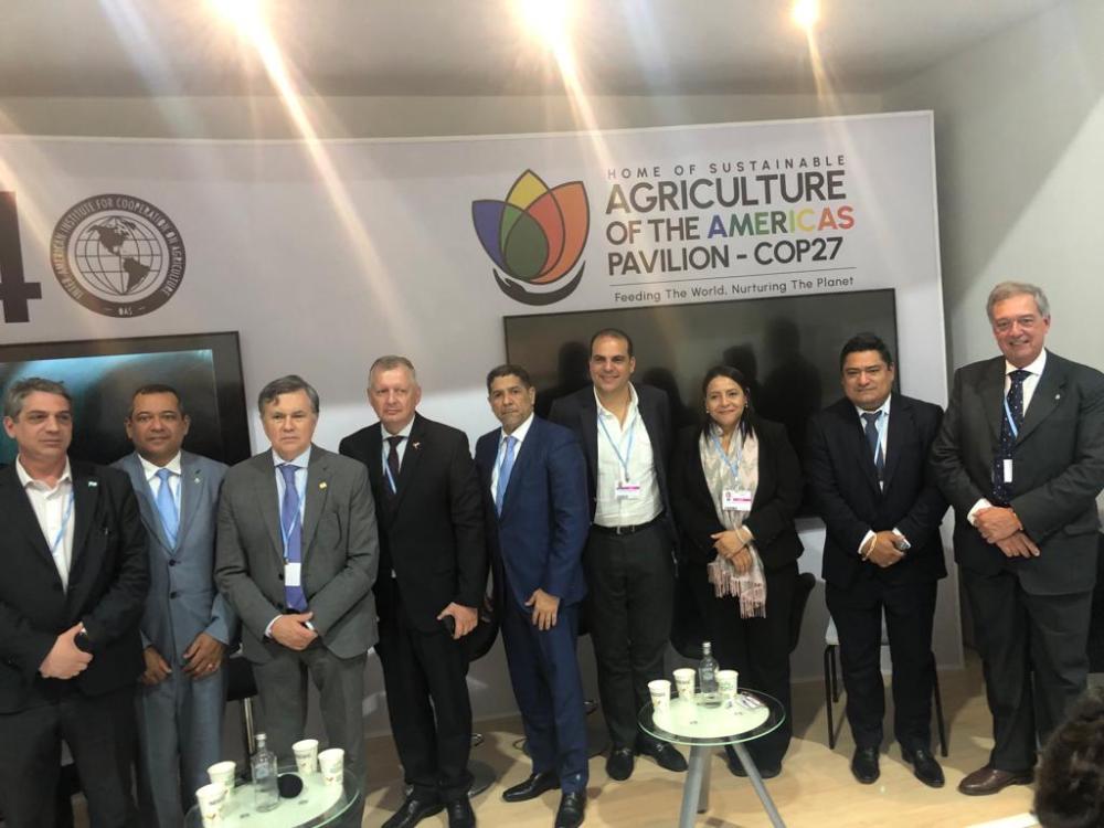 Los países se comprometieron a continuar fortaleciendo la presencia de los Ministerios y Secretarías de Agricultura, Ganadería y Pesca en los ámbitos de discusión climática nacionales, hemisféricos y globales; con el apoyo del IICA y otros organismos internacionales.