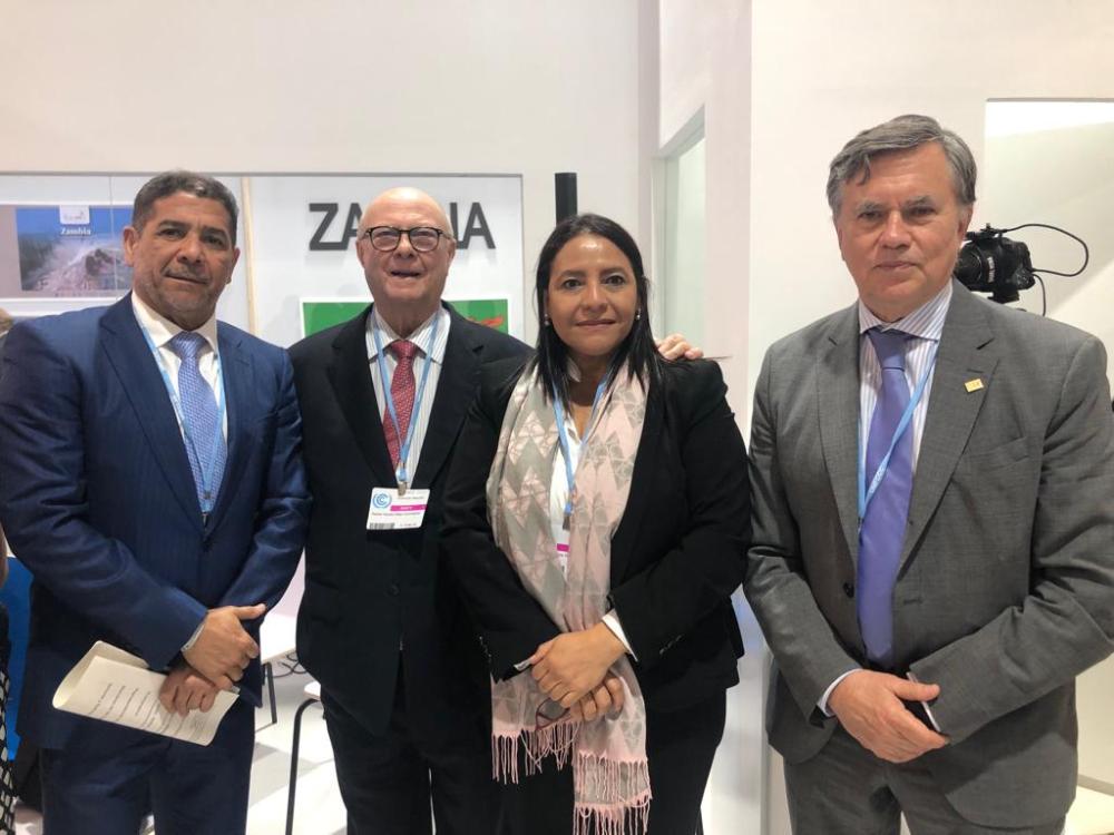 Limber Cruz, ministro de Agricultura de la República Dominicana; Hipólito Mejía, expresidente y exministro de Agricultura de la República Dominica y Embajador de Buena Voluntad del IICA en temas de Desarrollo Agropecuario Sostenible; Laura Suazo, Secretaria de Agricultura y Ganadería de Honduras; y el Director General del Instituto, Manuel Otero.