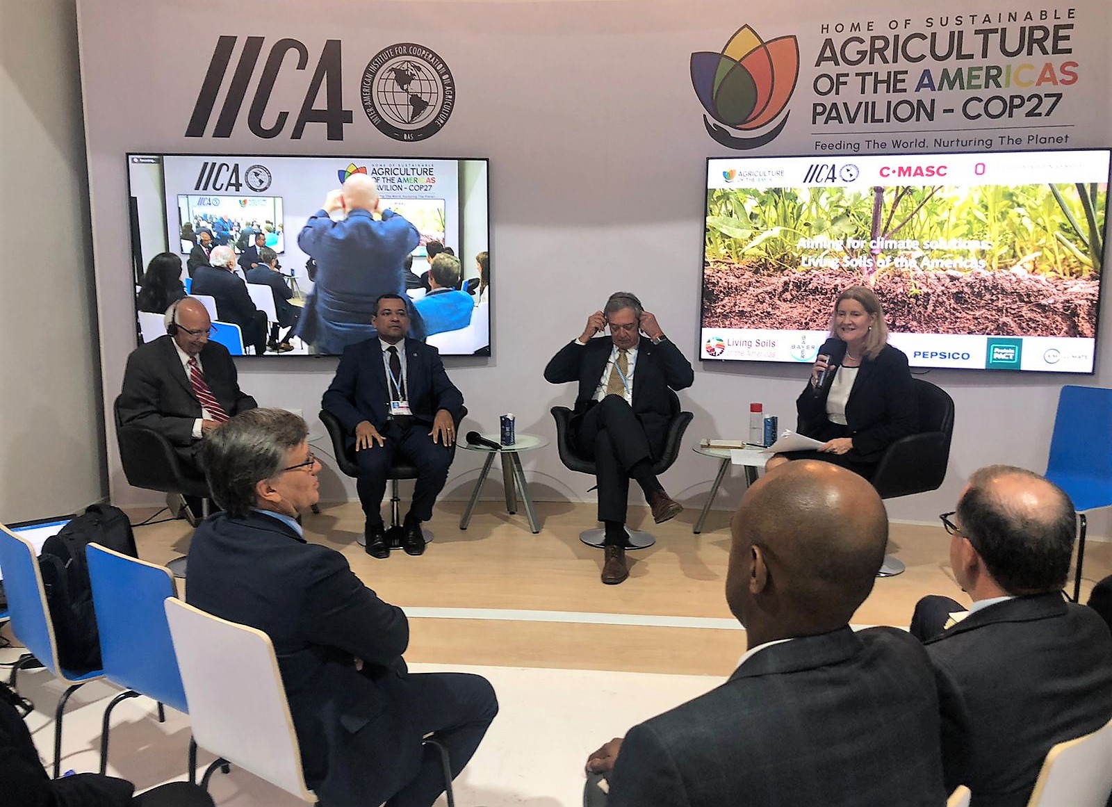 Rattan Lal, considerado la máxima autoridad mundial en ciencias del suelo; Cleber Soares, Secretario Adjunto de Innovación y Tecnología del Ministerio de Agricultura, Ganadería y Abastecimiento de Brasil;  Fernando Mattos, ministro de Ganadería, Agricultura y Pesca de Uruguay; y la Representante del IICA en Estados Unidos, Margaret Zeigler, durante la presentación de la iniciativa Suelos Vivos en las Américas en la COP27, evento en el que también estuvo presente el Director General del Instituto, Manuel Otero (primero a la izquierda).